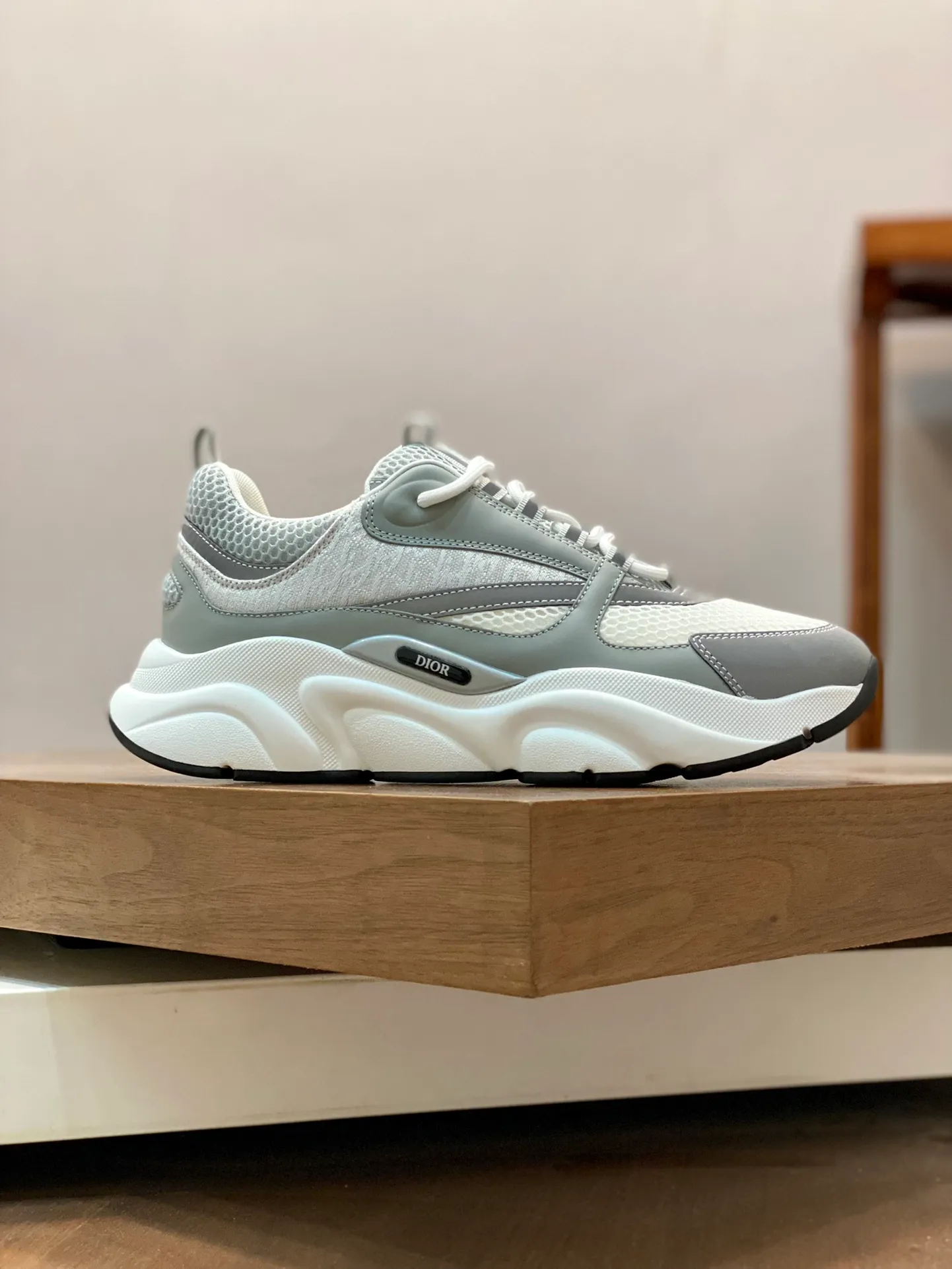Factory price: 500💰 Dior B22 men's jogging fashion sneakers. This item draws inspiration from retro jogging shoes. It adopts a thick low-top design, with an upper made of leather and mesh fabric, and a black and white engraved rubber sole. The side is decorated with an embossed "Di~r" logo. Code number: 38-45 (38, 45, 46 can be customized)